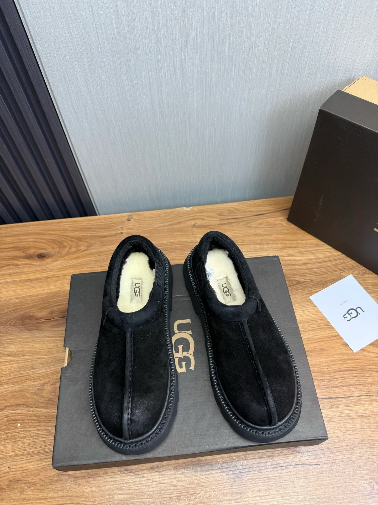 Men's shoes 💰560💰 New UGG fur integrated men's simple and fashionable snow boots. The most worth buying at the end of this year are warm casual shoes. Whether you are out and about at home, their comfortable and warm performance will be your most suitable fashion companion! The material is cowhide upper and imported wool is used inside. Warm and comfortable! The eva+ rubber patch outsole is cushioned, non-slip and wear-resistant, and has good elasticity. It is light and wear-resistant, comfortable and soft, and the new simple cut is more fashionable. It has both practicality and fashion sense, so you no longer have to worry about how to match it in winter, while still maintaining your fashionable taste. High-quality genuine wool. Look at the details for the material! Size: 39-40-41-42-43-44-44 sneaker size